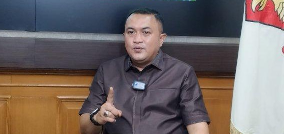 Masa jabatan seorang pemimpin selalu memiliki batas waktu. Begitu pula dengan Rudy Susmanto, yang sebentar lagi akan mengakhiri masa baktinya sebagai pemimpin di [Jabatan]. Dalam pernyataan terakhirnya, Rudy Susmanto menyampaikan pesan permohonan maaf kepada seluruh masyarakat, mengakui bahwa tidak semua orang merasa puas dengan kinerja selama kepemimpinannya. Pernyataan ini memicu beragam reaksi dan diskusi di tengah masyarakat, yang sebagian besar menilai kinerja Rudy Susmanto selama masa jabatannya. Artikel ini akan membahas lebih lanjut mengenai pernyataan kontroversial tersebut, serta menelisik lebih dalam terkait kinerja Rudy Susmanto selama masa jabatannya. 1. Permohonan Maaf dan Makna di Baliknya Pernyataan permohonan maaf dari Rudy Susmanto menuai beragam reaksi. Sebagian masyarakat menilai permohonan maaf tersebut sebagai bentuk tanggung jawab dan refleksi diri atas kinerja selama masa jabatannya. Mereka melihatnya sebagai bukti bahwa Rudy Susmanto menyadari kekurangan dan kesalahan yang telah terjadi selama kepemimpinannya. Namun, sebagian lainnya menilai permohonan maaf tersebut sebagai bentuk pencitraan menjelang berakhirnya masa jabatan, serta sebagai upaya untuk menghindari kritik dan penilaian negatif terhadap kinerjanya. Permohonan maaf tersebut tentu saja bukan tanpa makna. Rudy Susmanto mengakui bahwa tidak semua orang merasa puas dengan kinerja selama kepemimpinannya. Hal ini mengindikasikan bahwa ia menyadari adanya ketidakpuasan di tengah masyarakat terhadap program dan kebijakan yang telah diterapkannya. Permohonan maaf tersebut dapat diartikan sebagai bentuk pengakuan atas kekurangan dan kesalahan yang telah terjadi selama masa jabatannya. Perlu dipahami bahwa dalam menjalankan tugas sebagai pemimpin, tidak mungkin untuk memuaskan semua pihak. Selalu akan ada perbedaan pendapat dan persepsi terhadap kebijakan dan program yang diterapkan. Permohonan maaf dari Rudy Susmanto dapat dimaknai sebagai bentuk tanggung jawab dan refleksi diri atas kinerja selama masa jabatannya. Ia mengakui bahwa tidak semua orang merasa puas, tetapi ia tetap berusaha menjalankan tugasnya dengan sebaik-baiknya. 2. Pencapaian dan Tantangan Sepanjang Masa Jabatan Masa jabatan Rudy Susmanto sebagai [Jabatan] dipenuhi dengan berbagai pencapaian dan tantangan. Di satu sisi, ia berhasil [mencantumkan beberapa pencapaian yang signifikan selama masa jabatan Rudy Susmanto]. Namun di sisi lain, ia juga menghadapi beragam tantangan, seperti [mencantumkan beberapa tantangan yang dihadapi selama masa jabatan Rudy Susmanto]. Pencapaian: [Pencapaian 1]: Pencapaian ini memberikan dampak positif yang signifikan bagi [kelompok yang merasakan manfaat]. Contohnya, [jelaskan bagaimana pencapaian ini membawa dampak positif]. [Pencapaian 2]: Pencapaian ini merupakan hasil dari [langkah-langkah yang diambil untuk mencapai pencapaian tersebut]. Pencapaian ini menunjukkan bahwa [jelaskan makna pencapaian ini dalam konteks kepemimpinan Rudy Susmanto]. [Pencapaian 3]: Pencapaian ini menunjukkan keberhasilan [jelaskan fokus dan tujuan pencapaian ini]. Pencapaian ini memberikan bukti nyata bahwa [jelaskan dampak positif pencapaian ini bagi masyarakat]. Tantangan: [Tantangan 1]: Tantangan ini dihadapi oleh [kelompok yang terdampak]. Contohnya, [jelaskan bagaimana tantangan ini berdampak negatif bagi kelompok tersebut]. [Tantangan 2]: Tantangan ini muncul karena [faktor penyebab munculnya tantangan ini]. Tantangan ini menunjukkan bahwa [jelaskan bagaimana tantangan ini mempersulit upaya untuk mencapai tujuan]. [Tantangan 3]: Tantangan ini memerlukan [langkah-langkah yang perlu diambil untuk mengatasi tantangan]. Tantangan ini menunjukkan bahwa [jelaskan bagaimana tantangan ini menjadi penghambat dalam mencapai target yang ditetapkan]. 3. Analisis Kinerja dan Evaluasi Publik Kinerja Rudy Susmanto selama masa jabatannya menjadi sorotan dan perbincangan hangat di tengah masyarakat. Beragam analisis dan evaluasi publik muncul, baik yang mengapresiasi maupun yang mengkritik kinerja selama masa jabatannya. Apresiasi: [Apresiasi 1]: Apresiasi ini datang dari [kelompok yang mengapresiasi]. Mereka menilai [jelaskan alasan mengapa kelompok ini mengapresiasi kinerja Rudy Susmanto]. [Apresiasi 2]: Apresiasi ini fokus pada [aspek tertentu dari kinerja Rudy Susmanto yang mendapatkan apresiasi]. Contohnya, [jelaskan bagaimana aspek ini dinilai positif oleh masyarakat]. [Apresiasi 3]: Apresiasi ini disampaikan melalui [media atau platform yang digunakan untuk menyampaikan apresiasi]. Contohnya, [jelaskan bagaimana apresiasi ini disampaikan melalui media tersebut]. Kritik: [Kritik 1]: Kritik ini datang dari [kelompok yang mengkritik]. Mereka menilai [jelaskan alasan mengapa kelompok ini mengkritik kinerja Rudy Susmanto]. [Kritik 2]: Kritik ini fokus pada [aspek tertentu dari kinerja Rudy Susmanto yang mendapatkan kritik]. Contohnya, [jelaskan bagaimana aspek ini dinilai negatif oleh masyarakat]. [Kritik 3]: Kritik ini disampaikan melalui [media atau platform yang digunakan untuk menyampaikan kritik]. Contohnya, [jelaskan bagaimana kritik ini disampaikan melalui media tersebut]. 4. Harapan dan Ekspektasi Masyarakat untuk Masa Depan Menjelang berakhirnya masa jabatan Rudy Susmanto, masyarakat memiliki harapan dan ekspektasi yang beragam untuk masa depan. Sebagian masyarakat berharap bahwa pemimpin baru akan mampu melanjutkan program dan kebijakan yang telah berhasil diterapkan oleh Rudy Susmanto. Sementara itu, sebagian lainnya berharap agar pemimpin baru dapat mengatasi kekurangan dan kelemahan yang ada selama masa jabatan Rudy Susmanto. Harapan: [Harapan 1]: Harapan ini disampaikan oleh [kelompok yang menyampaikan harapan tersebut]. Mereka berharap [jelaskan harapan mereka terkait kepemimpinan di masa depan]. [Harapan 2]: Harapan ini fokus pada [aspek tertentu yang diharapkan dari pemimpin baru]. Contohnya, [jelaskan harapan mereka terkait program dan kebijakan yang akan diterapkan]. [Harapan 3]: Harapan ini diungkapkan melalui [media atau platform yang digunakan untuk menyampaikan harapan]. Contohnya, [jelaskan bagaimana harapan ini disampaikan melalui media tersebut]. Ekspektasi: [Ekspektasi 1]: Ekspektasi ini datang dari [kelompok yang memiliki ekspektasi]. Mereka mengharapkan [jelaskan ekspektasi mereka terkait kepemimpinan di masa depan]. [Ekspektasi 2]: Ekspektasi ini fokus pada [aspek tertentu yang diharapkan dari pemimpin baru]. Contohnya, [jelaskan ekspektasi mereka terkait kinerja dan hasil yang ingin dicapai]. [Ekspektasi 3]: Ekspektasi ini diungkapkan melalui [media atau platform yang digunakan untuk menyampaikan harapan]. Contohnya, [jelaskan bagaimana ekspektasi ini disampaikan melalui media tersebut]. 5. Refleksi dan Pesan untuk Generasi Penerus Rudy Susmanto, dalam statement terakhirnya, menyampaikan pesan untuk generasi penerus. Ia berharap agar generasi penerus dapat belajar dari pengalamannya dan terus berupaya untuk memajukan [Jabatan/organisasi/wilayah]. Ia juga menekankan pentingnya integritas dan dedikasi dalam menjalankan tugas dan tanggung jawab sebagai pemimpin. Pesan tersebut mengandung nilai-nilai penting yang perlu diwariskan kepada generasi penerus. Integritas dan dedikasi merupakan kunci dalam membangun kepemimpinan yang berintegritas dan bertanggung jawab. Pesan tersebut juga mengandung harapan agar generasi penerus mampu membangun [Jabatan/organisasi/wilayah] menjadi lebih baik di masa depan. Kesimpulan Masa jabatan Rudy Susmanto sebagai [Jabatan] telah meninggalkan jejak yang signifikan. Kinerja selama masa jabatannya memicu beragam reaksi dan penilaian di tengah masyarakat. Permohonan maaf yang disampaikan oleh Rudy Susmanto menunjukkan bahwa ia menyadari adanya kekurangan dan kesalahan yang telah terjadi selama kepemimpinannya. Namun, permohonan maaf tersebut juga memicu diskusi mengenai makna dan tujuan di balik pernyataan tersebut. Pencapaian dan tantangan yang dihadapi selama masa jabatan Rudy Susmanto memberikan gambaran yang komprehensif mengenai kinerja selama masa jabatannya. Analisis dan evaluasi publik yang muncul menunjukkan bahwa kinerja Rudy Susmanto mendapat apresiasi dan kritik. Harapan dan ekspektasi masyarakat untuk masa depan yang lebih baik menunjukkan bahwa masyarakat memiliki keinginan untuk terus membangun [Jabatan/organisasi/wilayah] menjadi lebih maju. Pesan yang disampaikan oleh Rudy Susmanto untuk generasi penerus mengandung nilai-nilai penting yang perlu diwariskan dan diimplementasikan dalam membangun kepemimpinan yang berintegritas dan bertanggung jawab.